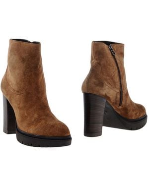 Janet & Janet Ankle Boots - Brown