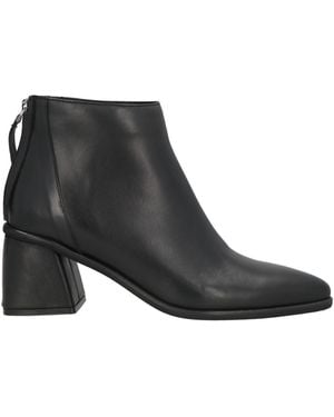 Ovyè Ankle Boots - Black