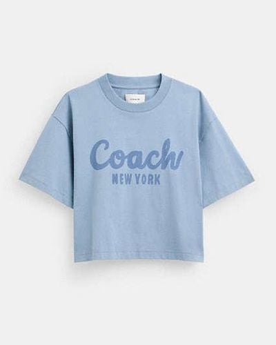 COACH Verkürztes T-Shirt mit kursiver Signature - Blau