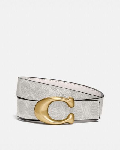 COACH Cinturón reversible esculpido con motivos de la firma en lona de la marca - Marrón