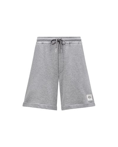 Moncler Shorts mit logo - Grau