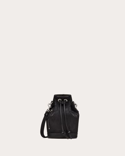 Valentino Garavani KLEINE BLACK ICONOGRAPHE BUCKET BAG AUS NYLON - Schwarz