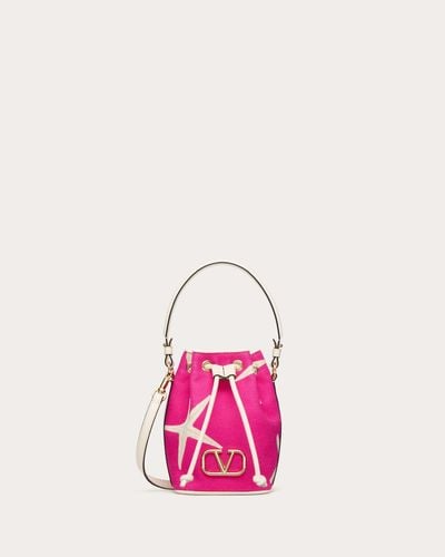 Valentino Garavani KLEINE ESCAPE BUCKET BAG AUS CANVAS MIT SEESTERN-AUFDRUCK - Pink
