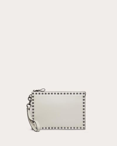 Valentino Garavani ROCKSTUD POUCH AUS KALBSLEDER - Natur