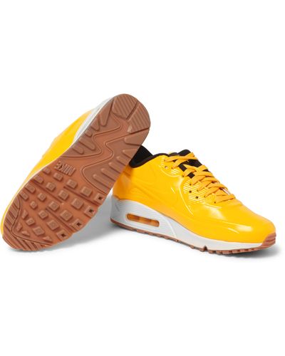 nike shoes with yellow bottom