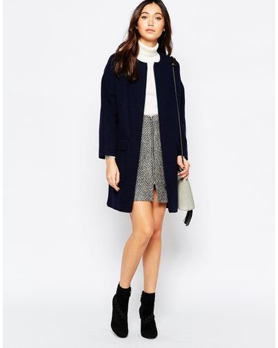 white collarless coat