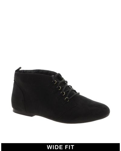 black flat shoe boots