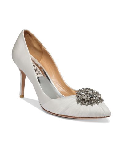 badgley mischka white pumps