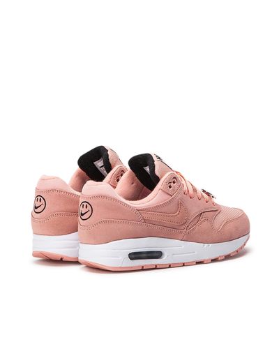 have a nike day air max pink