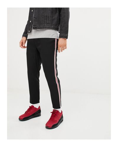Pantaloni neri con riga laterale rossa e biancaPull\u0026Bear in Denim da Uomo  colore Nero | Lyst