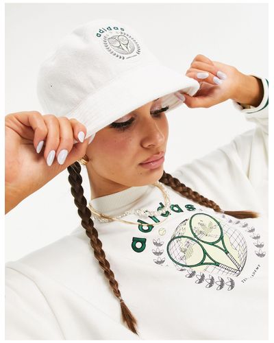 adidas Originals – tennis luxe – anglerhut aus frotteestoff mit logo in  Weiß | Lyst DE