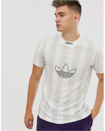 مويرا adidas originals - t-shirt avec rayures et logo au centre - blanc يمثل