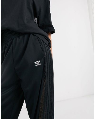 Bellista - Pantaloni sportivi neri con insertiadidas Originals in Materiale  sintetico di colore Nero | Lyst
