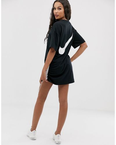 Nike – T-Shirt-Kleid mit gerafften Seiten und Logo in Schwarz - Lyst