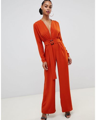 Tuta jumpsuit color ruggine con scollo profondo e cinturaBoohoo in Satin di  colore Arancione | Lyst