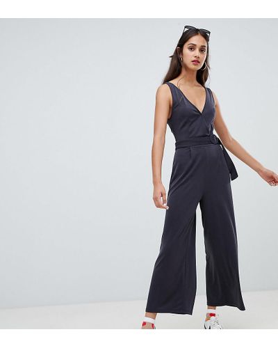 Tuta jumpsuit con cintura e scollo a V di Bershka in Verde | Lyst