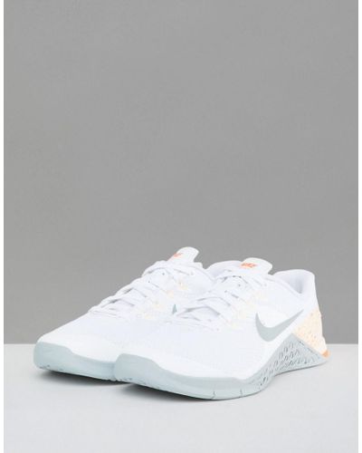 Nike Metcon Trainers In White And Peach 