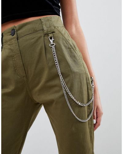 Pantaloni cargo con catenaBershka in Denim di colore Verde | Lyst