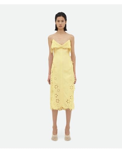 Bottega Veneta Kleid Aus Viskose Und Seide Mit Englischer Stickerei - Gelb