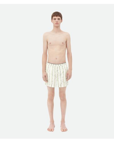 Bottega Veneta Badeshorts Aus Nylon Mit Schwimmer-print - Natur