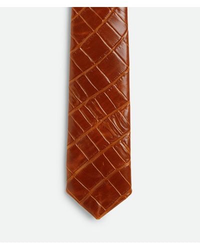 Bottega Veneta Cravate En Cuir De Crocodile Embossé - Marron