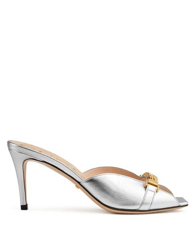Gucci Leer Muiltjes Met Ketting in het Metallic - Lyst