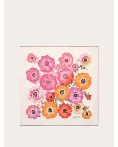 Ferragamo Damen Anemone Print Silk Foulard - Pink