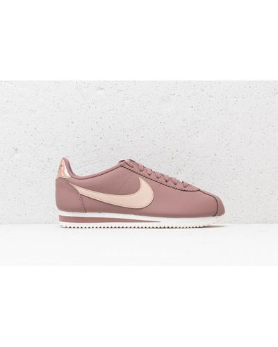 مهندس معماري يمشى بلجوار يركض nike 