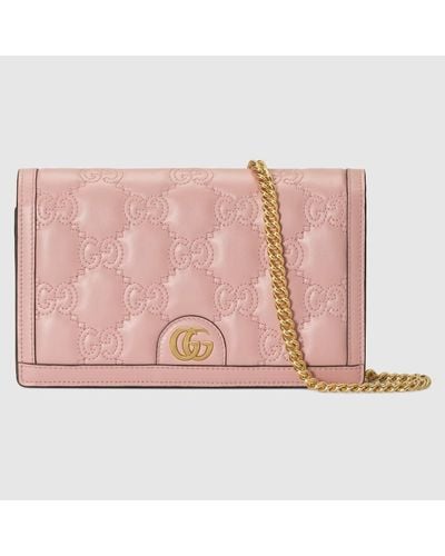 Gucci GG Brieftasche aus Matelassé-Leder mit Kettenriemen - Pink