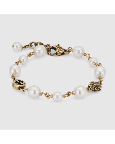 Gucci Bracelet avec détails perles, gg et fleur - Métallisé