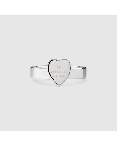 Gucci Ring mit Herz Anhänger und Markenzeichen - Mettallic