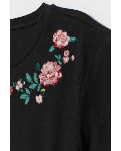 H&M Synthetic T-shirt With Embroidery in Black/Flowers (Black) - Lyst