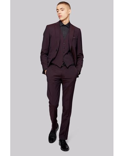 burgundy suit with black turtleneck