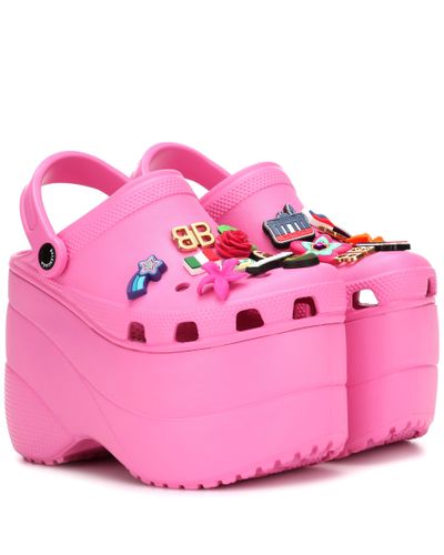 Balenciaga Crocs con spille e platform - Rosa