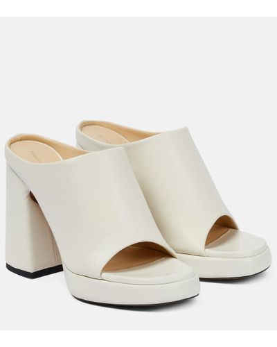 Proenza Schouler Mules de piel con plataforma - Blanco