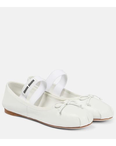 Miu Miu Ballerine in vernice con logo - Bianco