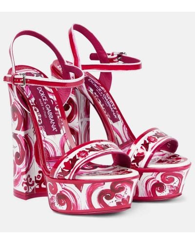 Dolce & Gabbana Sandalia de plataforma en piel de becerro brillante estampada - Rosa