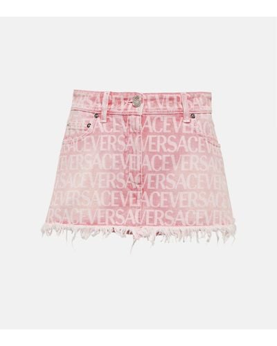 Versace Jupe-short rose en denim à motif à logo
