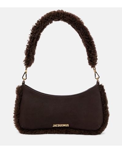Jacquemus Schultertasche Le Bisou Doux Small mit Shearling - Braun