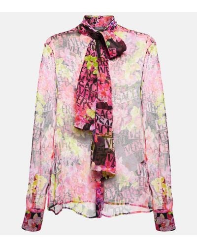 Versace Bedruckte Bluse aus Seidenchiffon - Pink