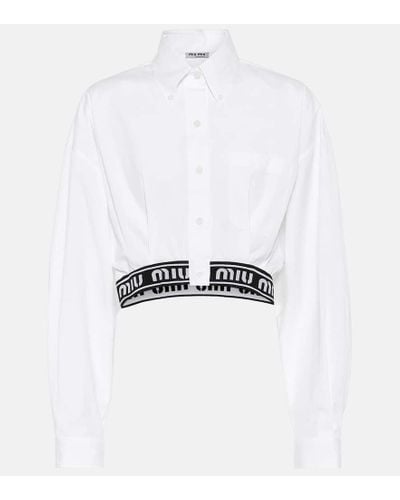 Miu Miu Camisa de algodon cropped con logo - Blanco