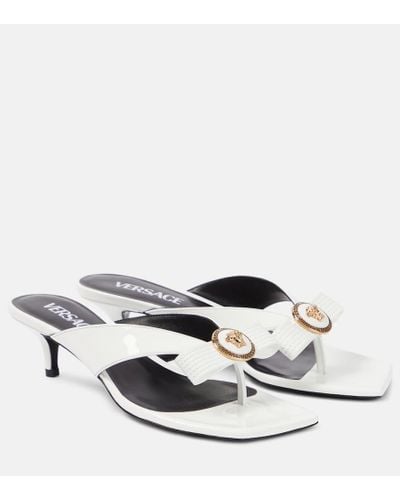 Versace Sandalen Gianni Ribbon 45 aus Lackleder - Weiß