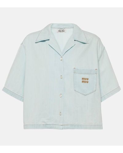 Miu Miu Camisa cropped de denim con logo - Azul