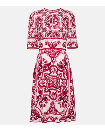 Dolce & Gabbana Robe midi en charmeuse à imprimé majoliques - Rouge