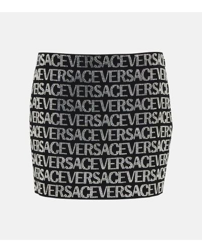 Versace Minifalda adornada con logo - Negro