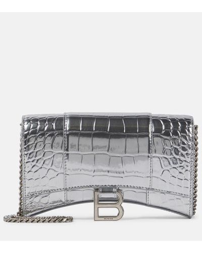 Balenciaga Portemonnaie mit Kettenriemen Hourglass aus Metallic-Leder - Grau