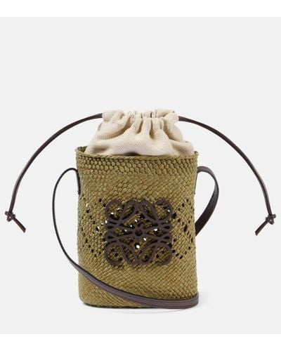 Loewe Paula's Ibiza Bucket-Bag Ajoure Anagram aus Raffiabast - Mettallic