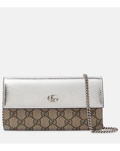 Gucci Portemonnaie mit Kettenriemen GG Marmont aus Leder und Canvas - Weiß