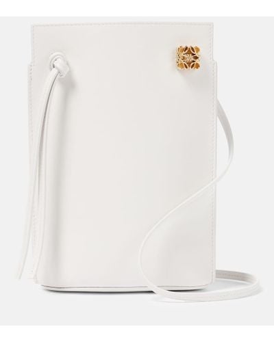 Loewe Etui mit Riemen Dice Pocket aus Leder - Weiß