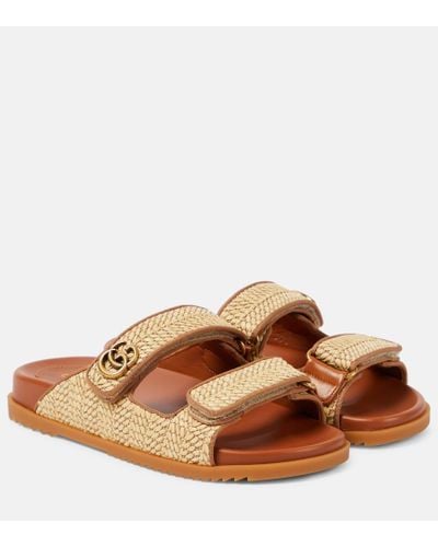 Gucci Sandalias de efecto rafia con piel y GG - Marrón